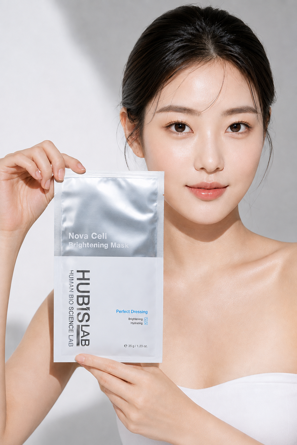 Model holding Hubislab Nova Cell Brightening Mask sheet