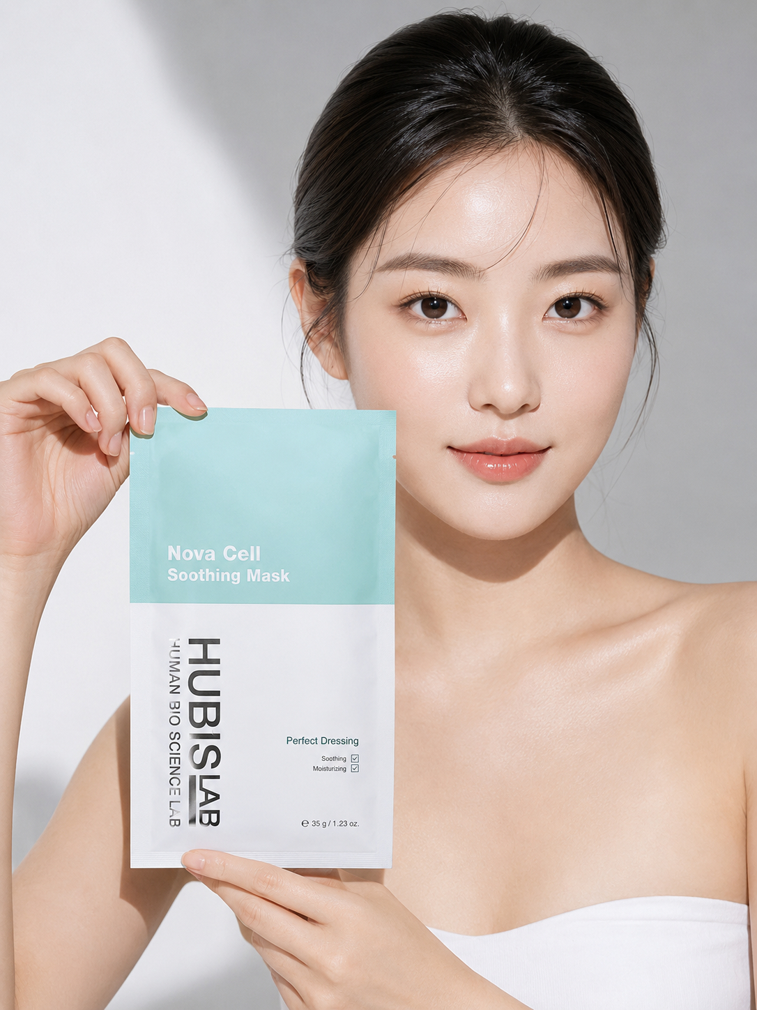 Model holding Hubislab Nova Cell Soothing Mask sheet